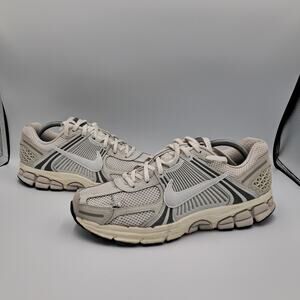 Size 9M | 10.5W - Nike Zoom Vomero 5 Platinum Tint - HF0731-007